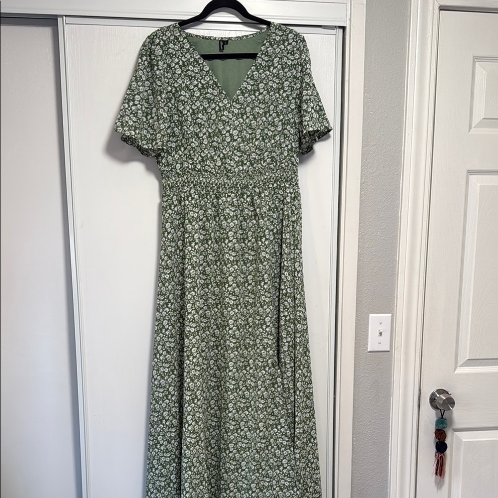 Green Flutter Sleeve V-Neck Maxi Sundress